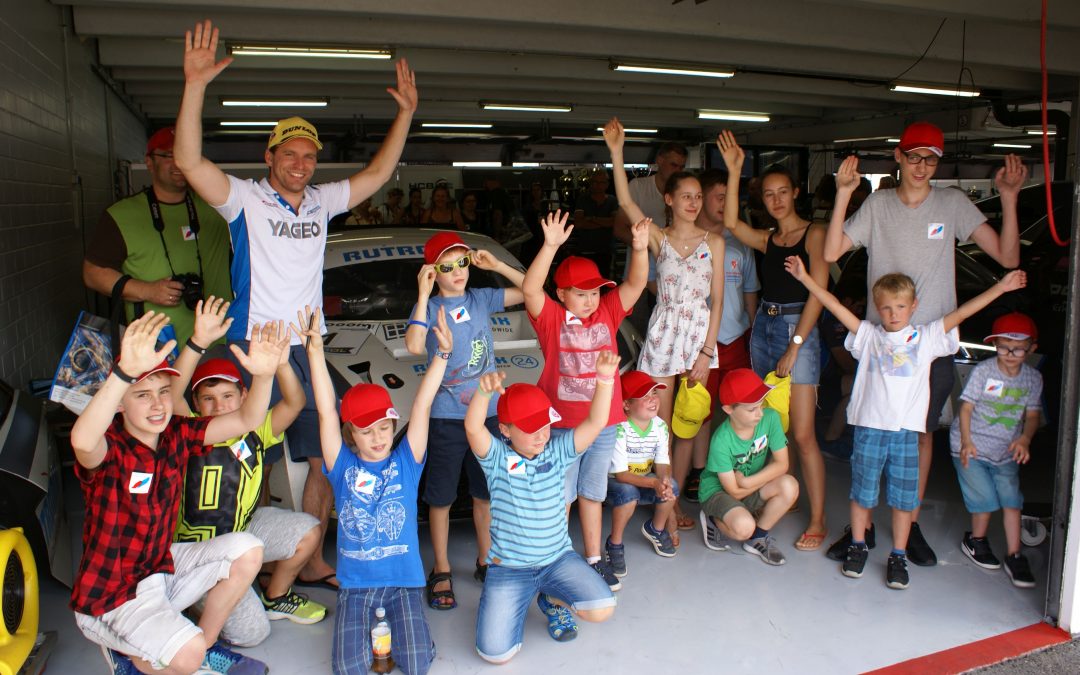 Strahlende Kinderaugen beim Autorennsport