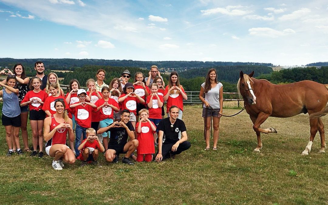 Reiterkids bekommen prominenten Besuch von der Stabhochspringerin Katharina Bauer